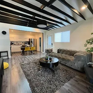  Holiday home Memorable Renovated 1br Unit By The Pool